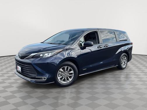 2021 Toyota Sienna XLE 8 Passenger