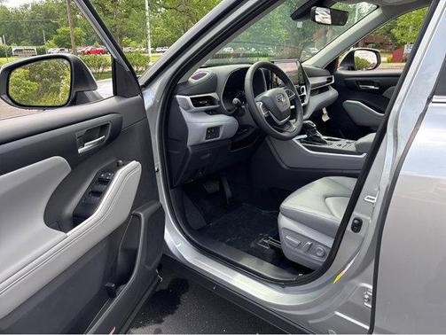 2025 Toyota Highlander XLE