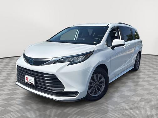 Ice Cap 2023 Toyota Sienna LE
