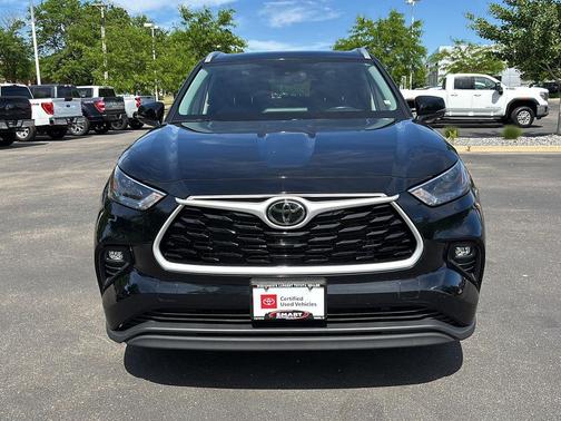 Midnight Black Metallic 2022 Toyota Highlander XLE