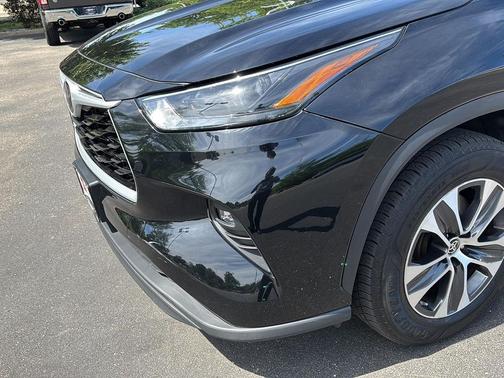 Midnight Black Metallic 2022 Toyota Highlander XLE