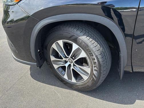 Midnight Black Metallic 2022 Toyota Highlander XLE