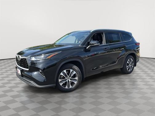 Midnight Black Metallic 2022 Toyota Highlander XLE