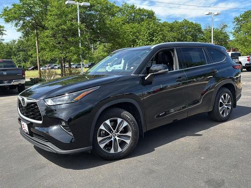Midnight Black Metallic 2022 Toyota Highlander XLE