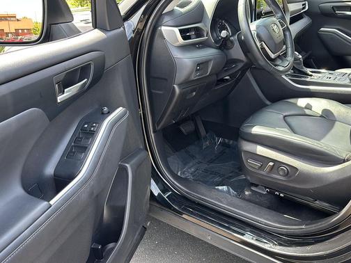 Midnight Black Metallic 2022 Toyota Highlander XLE