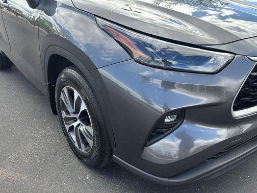 Magnetic Gray Metallic 2022 Toyota Highlander XLE