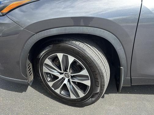 Magnetic Gray Metallic 2022 Toyota Highlander XLE
