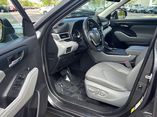 Magnetic Gray Metallic 2022 Toyota Highlander XLE