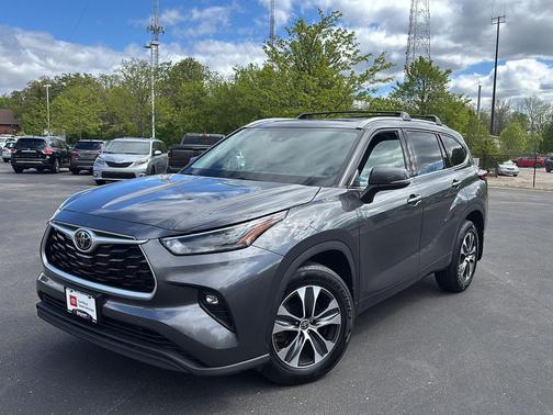 Magnetic Gray Metallic 2022 Toyota Highlander XLE