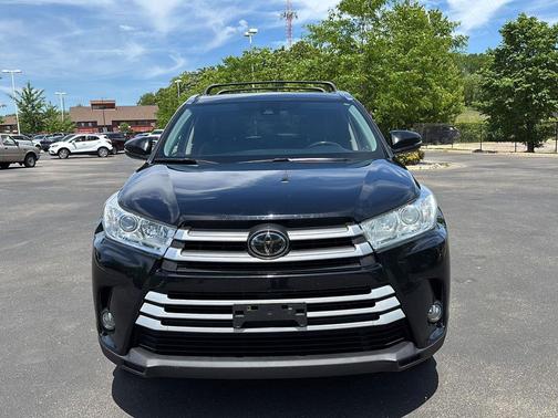 Midnight Black Metallic 2019 Toyota Highlander XLE