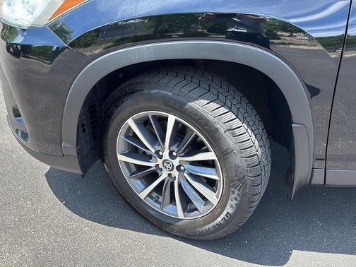 Midnight Black Metallic 2019 Toyota Highlander XLE