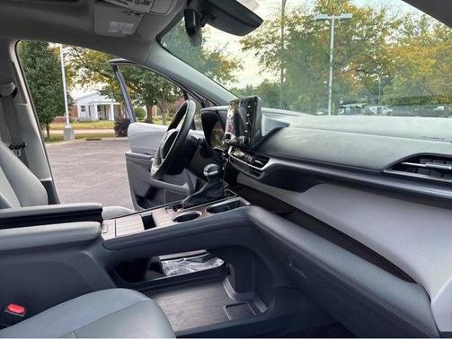 2024 Toyota Sienna XLE 8 Passenger