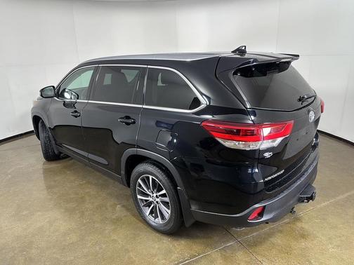Midnight Black Metallic 2019 Toyota Highlander XLE