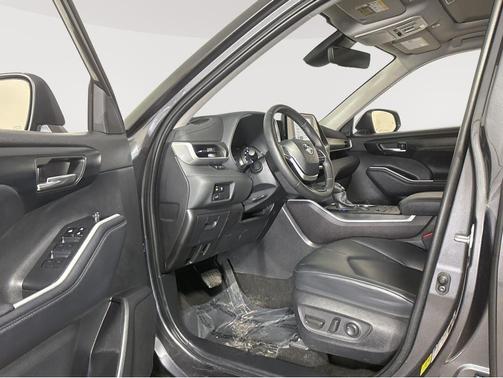 Magnetic Gray Metallic 2024 Toyota Highlander XLE