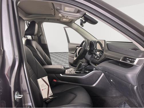 Magnetic Gray Metallic 2024 Toyota Highlander XLE