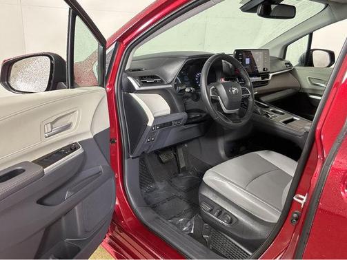 2022 Toyota Sienna XLE 8 Passenger