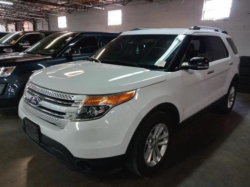 Photo 1 of 2 of 2015 Ford Explorer XLT
