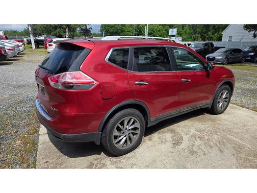 Red 2015 Nissan Rogue SL