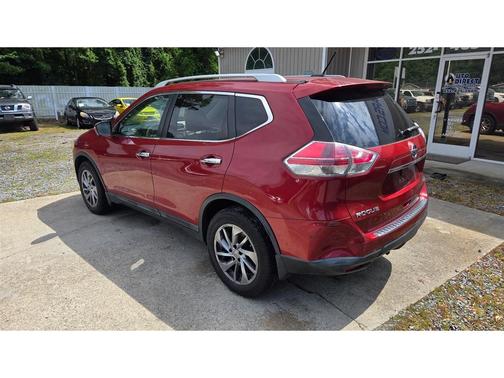 Red 2015 Nissan Rogue SL
