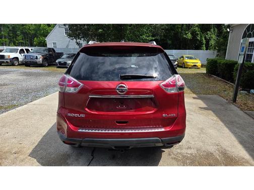 Red 2015 Nissan Rogue SL
