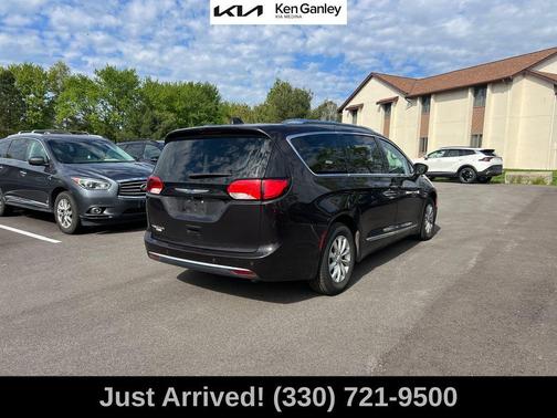 Dark Cordovan Pearlcoat 2018 Chrysler Pacifica Touring-L