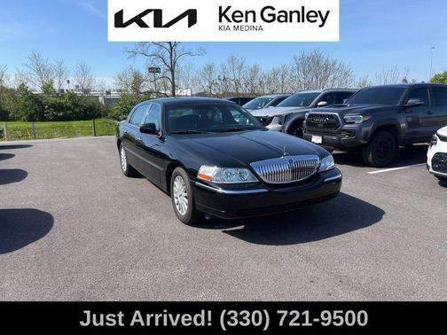Black Clearcoat 2005 Lincoln Town Car Signature