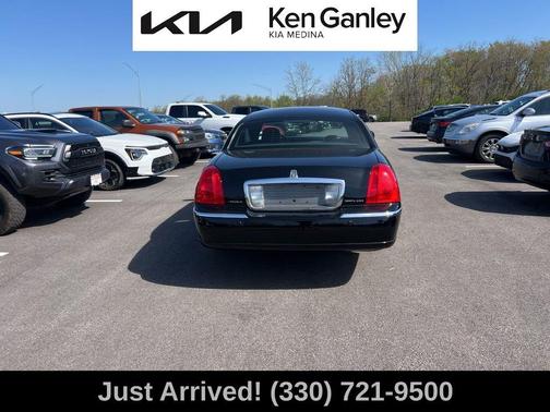 Black Clearcoat 2005 Lincoln Town Car Signature