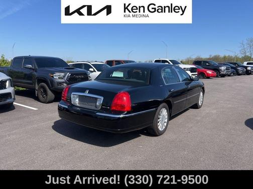 Black Clearcoat 2005 Lincoln Town Car Signature