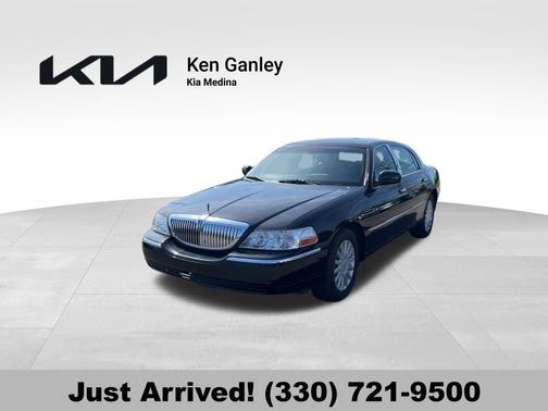 Black Clearcoat 2005 Lincoln Town Car Signature