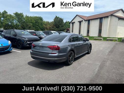 Platinum Gray Metallic 2018 Volkswagen Passat 2.0T R-Line
