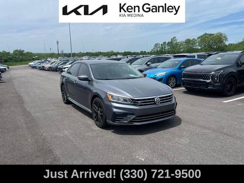 Platinum Gray Metallic 2018 Volkswagen Passat 2.0T R-Line