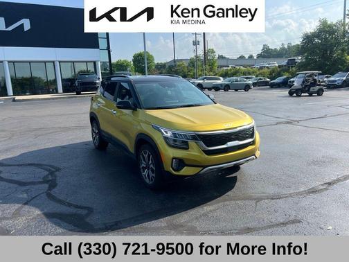 Starbright Yellow / Black Roof 2023 Kia Seltos SX