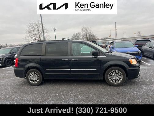 2016 Chrysler Town & Country Touring-L