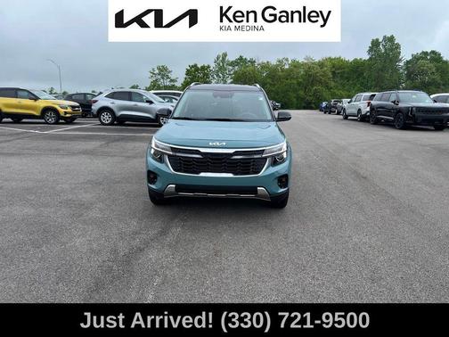 Blue / Black 2025 Kia Seltos S