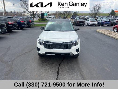 Clear White / Black Roof 2024 Kia Seltos S