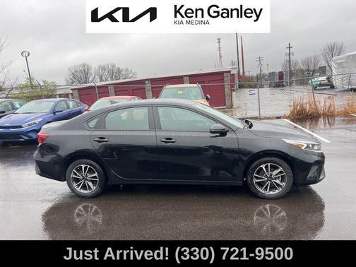 Aurora Black 2024 Kia Forte LXS