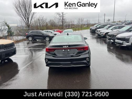 Aurora Black 2024 Kia Forte LXS