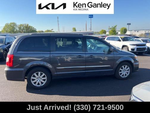 2016 Chrysler Town & Country Touring