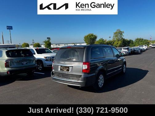 2016 Chrysler Town & Country Touring