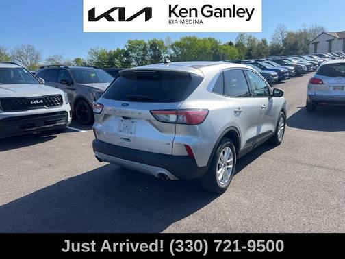 Ingot Silver Metallic 2020 Ford Escape SE
