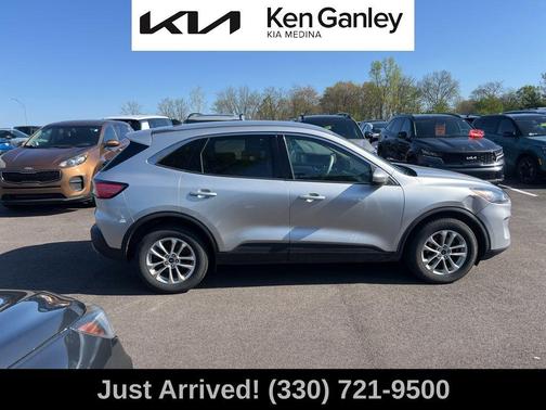 Ingot Silver Metallic 2020 Ford Escape SE