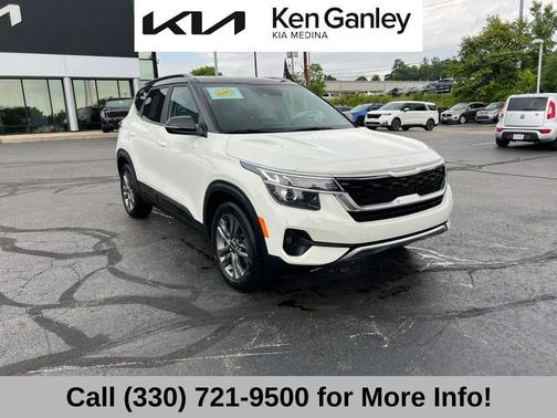 Clear White / Black Roof 2023 Kia Seltos S