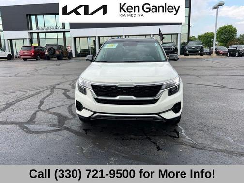 Clear White / Black Roof 2023 Kia Seltos S