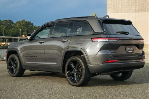 Baltic Gray Metallic Clearcoat 2023 Jeep Grand Cherokee Altitude
