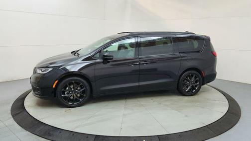 Diamond Black Crystal Pearlcoat 2024 Chrysler Pacifica Touring L