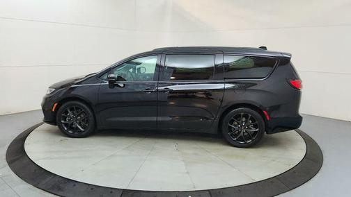 Diamond Black Crystal Pearlcoat 2024 Chrysler Pacifica Touring L
