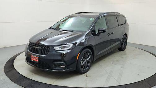 Diamond Black Crystal Pearlcoat 2024 Chrysler Pacifica Touring L
