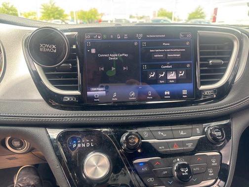 Diamond Black Crystal Pearlcoat 2024 Chrysler Pacifica Touring L