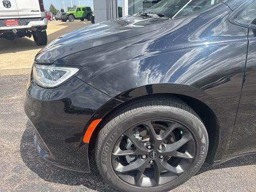 Diamond Black Crystal Pearlcoat 2024 Chrysler Pacifica Touring L