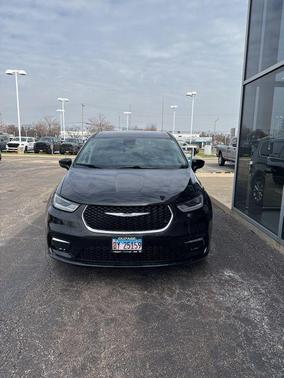 Brilliant Black Crystal Pearlcoat 2023 Chrysler Pacifica Touring L